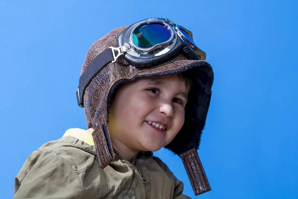 Child dressed in aviator hat and goggles — Stock Photo, Image