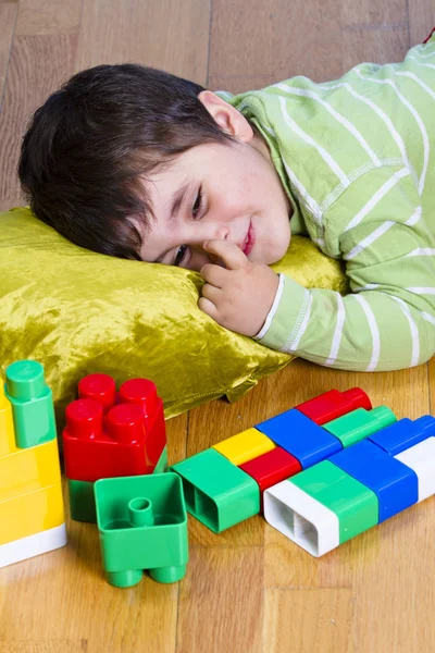 Хлопчик грає з пластиковими барвистими блоками — стокове фото