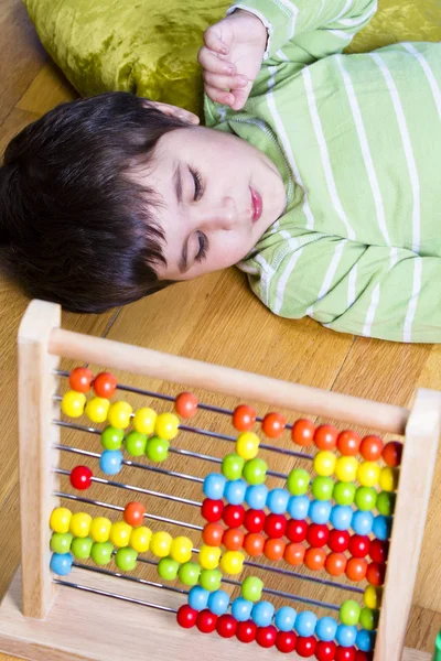 Rolig liten pojke leker med abacus — Stockfoto