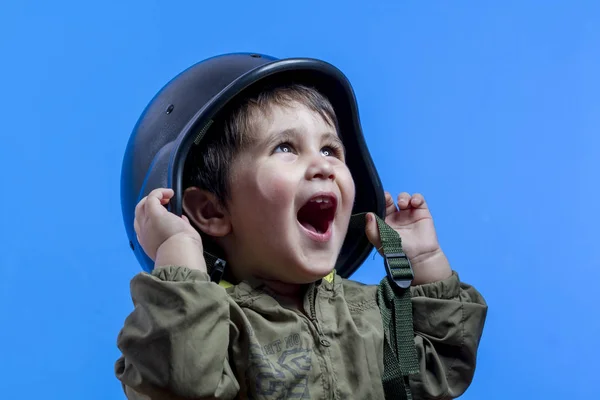 Дитина одягнена в авіаційний капелюх і окуляри — стокове фото