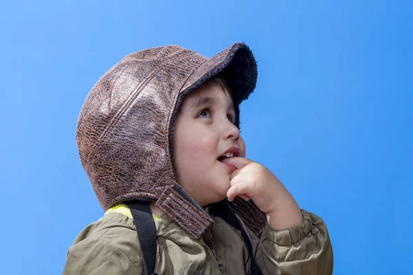 Child dressed in aviator hat and goggles — Stock Photo, Image