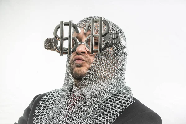 Homem com malha de cadeia medieval e óculos em forma de dólar — Fotografia de Stock