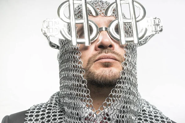 Man met middeleeuwse maliënkolder en dollar-vormige glazen — Stockfoto