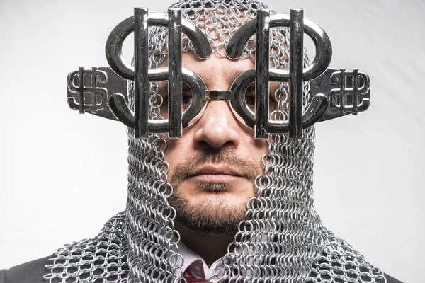 Hombre con malla medieval y gafas en forma de dólar — Foto de Stock