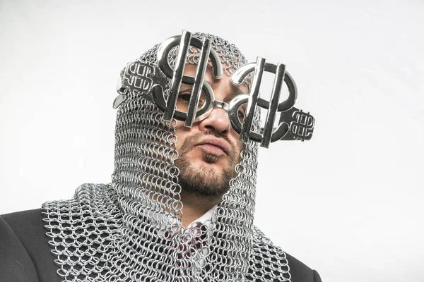 중세 체인 메일와 달러 모양의 안경 남자 — 스톡 사진