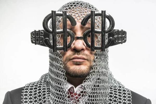 Hombre con malla medieval y gafas en forma de dólar — Foto de Stock