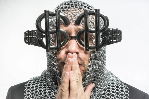 Hombre con malla medieval y gafas en forma de dólar — Foto de Stock