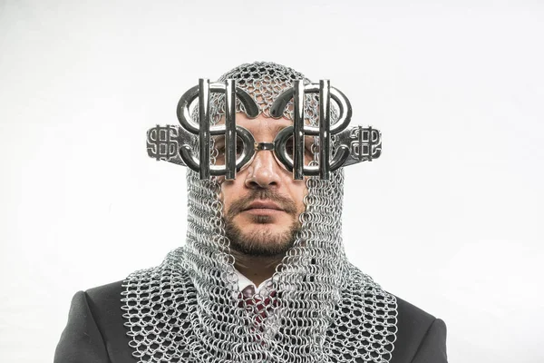 Muž s kroužkovou středověkých a dolar ve tvaru brýlí — Stock fotografie