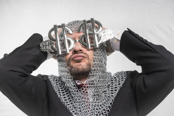 Uomo con catena medievale e occhiali a forma di dollaro — Foto Stock