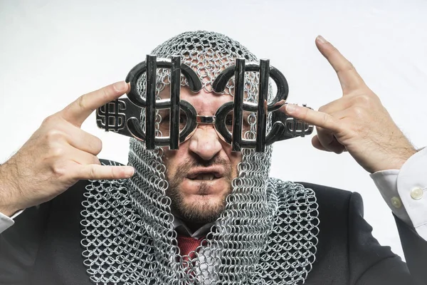Hombre con malla medieval y gafas en forma de dólar — Foto de Stock