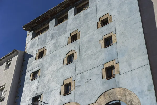 Bâtiment bleu, Maisons anciennes et typiques de la ville espagnole de Cue — Photo
