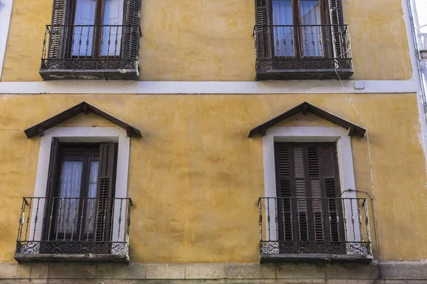 Windows, Old and typical houses of the Spanish city of Cuenca, w — Stock Photo, Image
