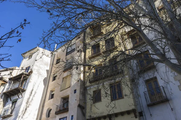 Casas antigas e típicas da cidade espanhola de Cuenca, heri mundial — Fotografia de Stock