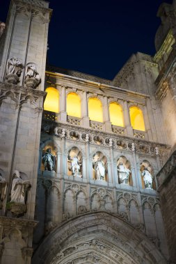 Toledo, gece, büyük kapı ile bina güzel katedral 