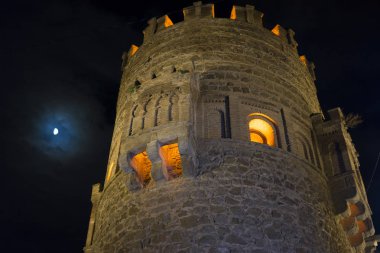 Gece, büyük kapı ile bina güzel Toledo kapaklı duvar