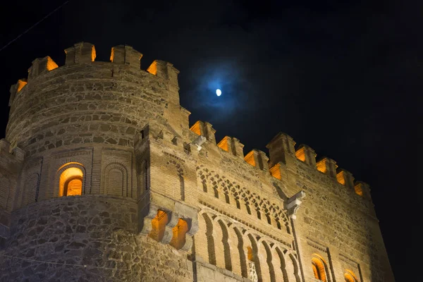 Vägg med Toledo gate på natten, vacker byggnad med stor dörr — Stockfoto