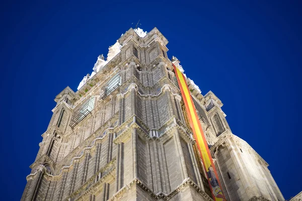 Catedral de toledo por la noche, hermoso edificio con grandes puertas —  Fotos de Stock