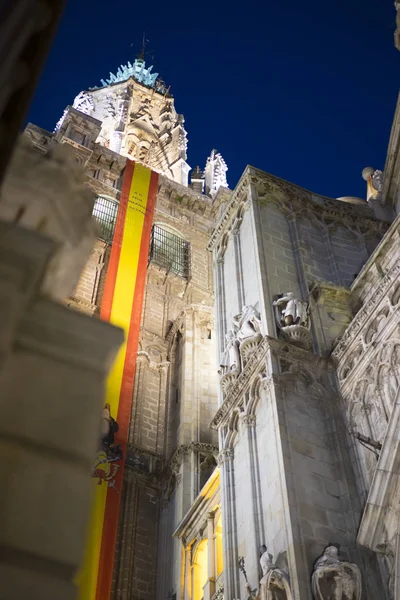 Cathedral of toledo at night, beautiful building with big doors — Stock Photo, Image