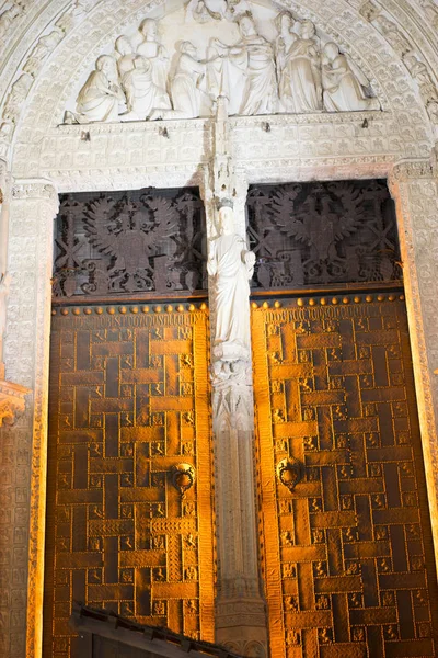 Kathedrale von Toledo bei Nacht, schönes Gebäude mit großen Türen — Stockfoto