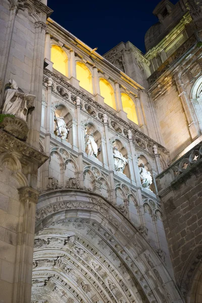 Cathedral of toledo at night, beautiful building with big doors — Stock Photo, Image
