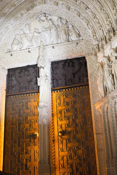 Cattedrale di Toledo di notte, bellissimo edificio con grandi porte — Foto Stock