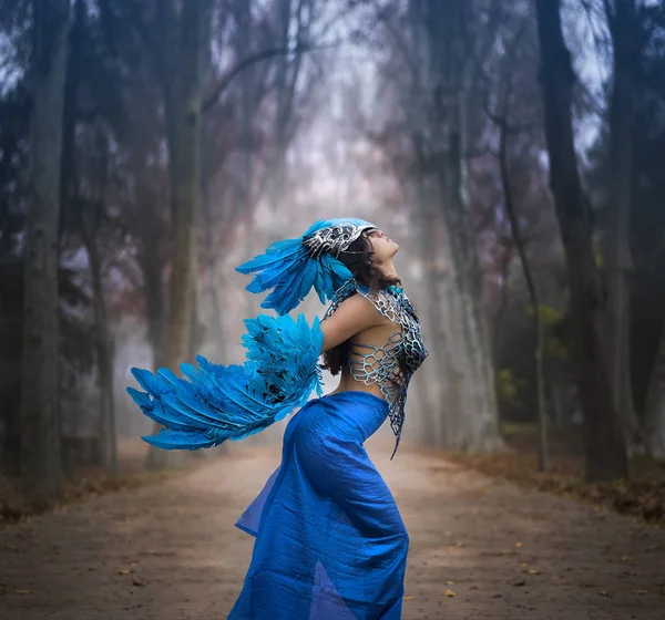 Libertad, Hermosa joven con vestido de plumas azules , — Foto de Stock