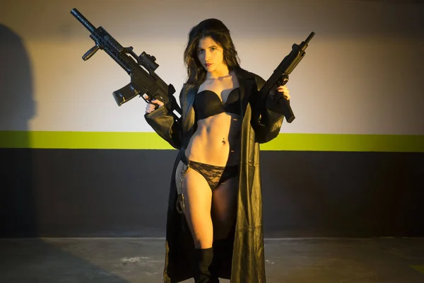 Väpnade brunett tjej med en pistol — Stockfoto