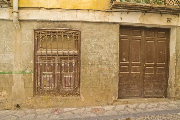 Alte Straße mit rostiger Mauer — Stockfoto