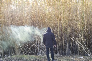Duman başını tenha konumlu olan adam