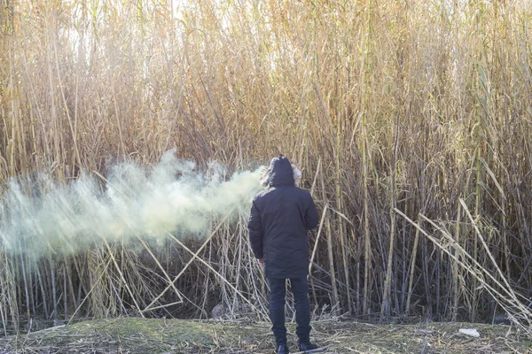 Muž s kouře na jeho hlavu v osamělé místo — Stock fotografie