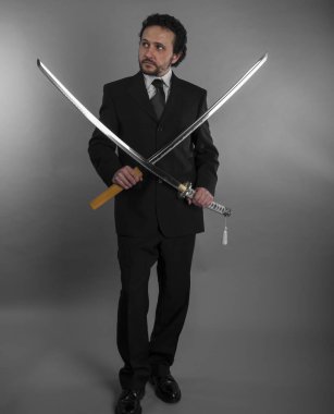 Japon kılıçları ile agresif iş adamı