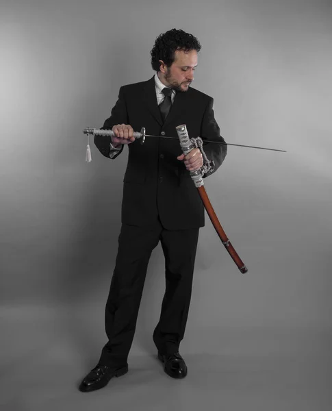 Aggressive businessman with Japanese swords — Stock Photo, Image