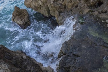 Kayalar Akdeniz tarafından