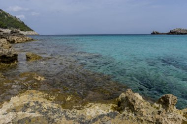 Kayalar Akdeniz tarafından