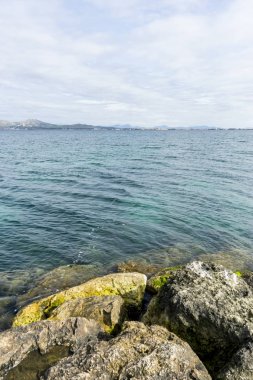 Kayalar Akdeniz tarafından