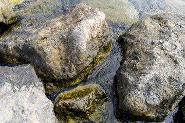 Kayalar Akdeniz tarafından