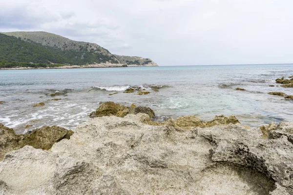 Rochers par la mer Méditerranée — Photo