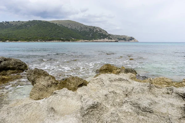 Rochers par la mer Méditerranée — Photo