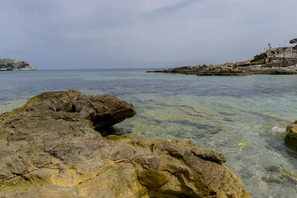 Rocas junto al mar Mediterráneo — Foto de Stock