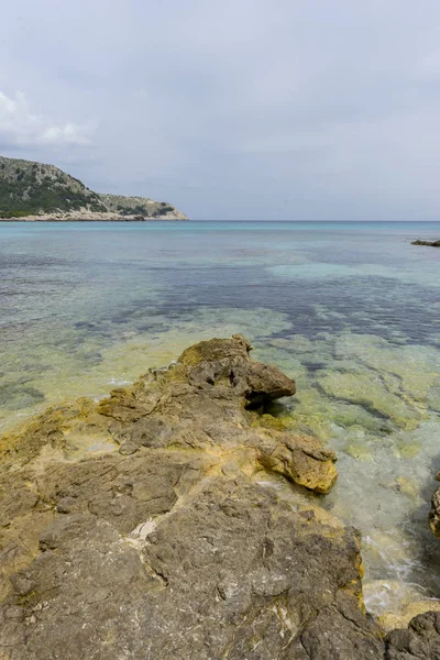 Rochers par la mer Méditerranée — Photo