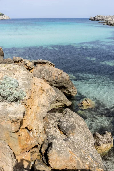Rochers par la mer Méditerranée — Photo