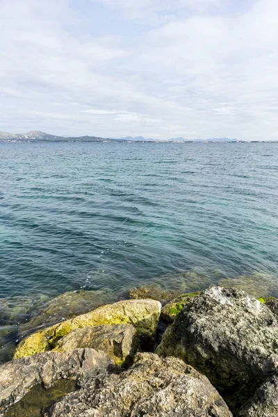 Kayalar Akdeniz tarafından