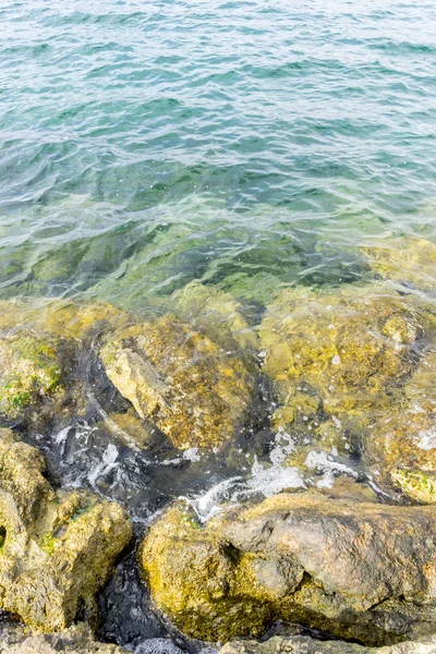 Kayalar Akdeniz tarafından