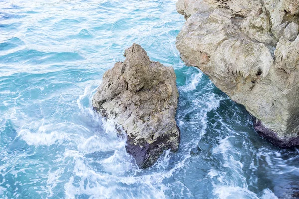 Kayalar Akdeniz tarafından