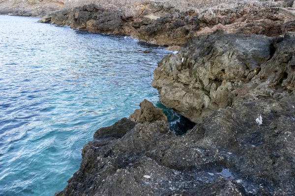 Βράχια δίπλα στη Μεσόγειο θάλασσα — Φωτογραφία Αρχείου
