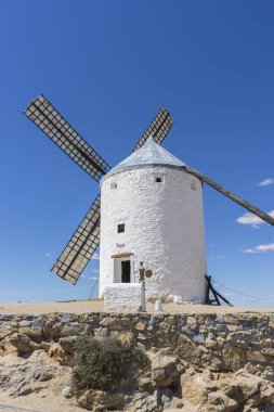 Beyaz rüzgar değirmeni