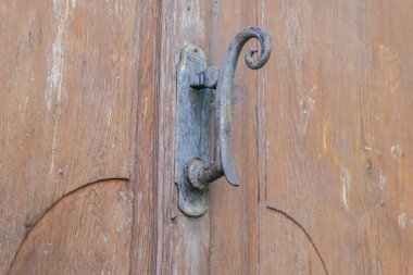 Bağlantı elemanları ile ahşap kapı