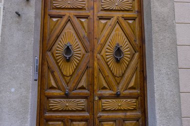 Bağlantı elemanları ile ahşap kapı