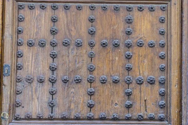 Деревянные двери с крепежами — стоковое фото