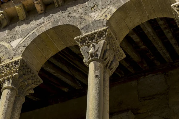 Arcos con capiteles en piedra — Foto de Stock